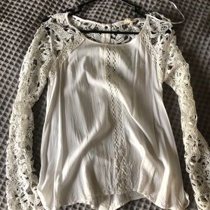 White lace sleeved top - size S